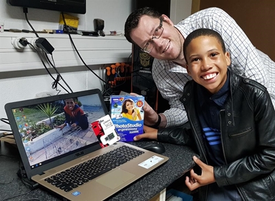 Klein bewonderaar kry sy eie rekenaar