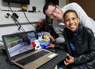 Klein bewonderaar kry sy eie rekenaar