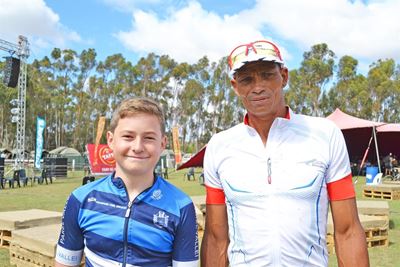 Bergfietsren 'n modderbad by fees