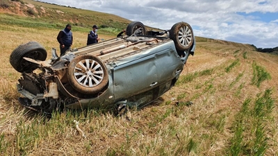 Man lig beseer na motor pad verlaat