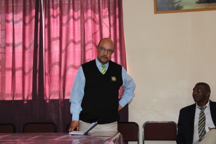 SWD en Iqhawe-truie aan leerders oorhandig