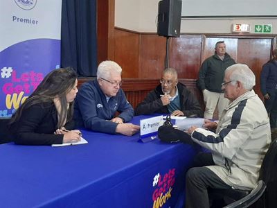 Gemeenskap gesels met premier Winde