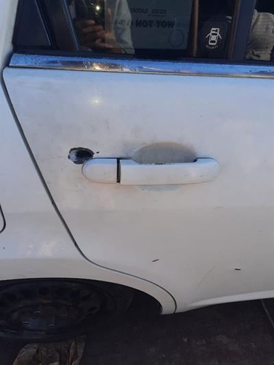 Vrou lê klag na daar op motor geskiet word