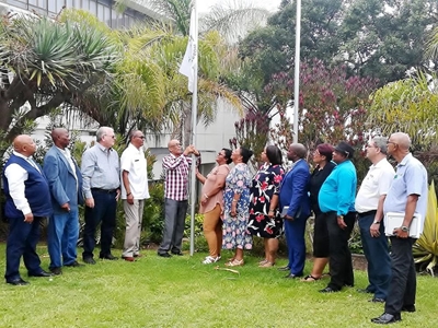 Gepaste eerbied vir twee ikone