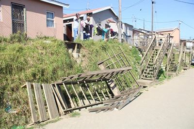 Dangerous staircases and izinyoka