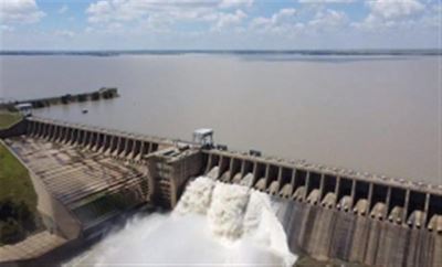 Twelve sluice gates remain open at Vaal Dam
