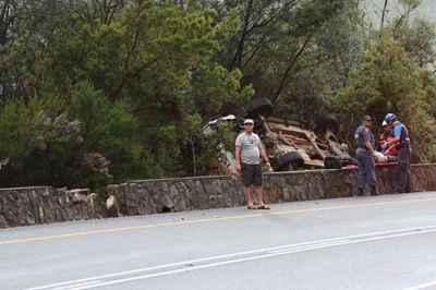 Bakkie bars deur muur op Outeniquapas