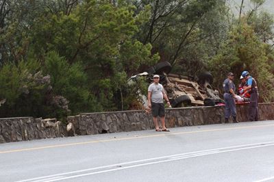 Bakkie bars deur muur op Outeniquapas