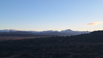 Wit winterkombers oor Swartberge