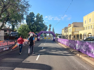 Topatlete neem deel aan Eden-straatmyl