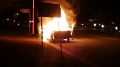 Vyf ontvlug brandende motor