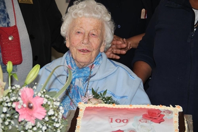 Tuishuis-inwoner vier 100ste verjaarsdag