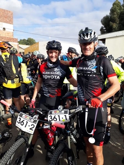 Oakdale bul en sy pa nie bang vir fietstrap