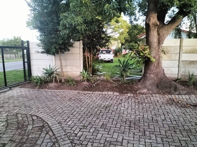 Paartjie skrik groot toe bakkie deur heining bars