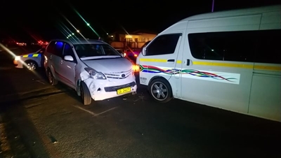 Taxi en Avanza bots naby hoofpad.