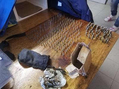 Onwettige ammunisie onder tuinvullis gevind