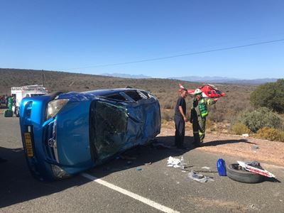 Vrou beswyk aan beserings