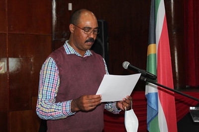 Direkteurstoel word vuurwarm vir James
