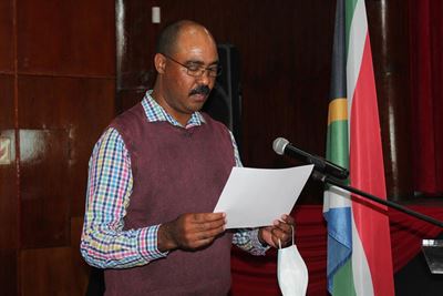 Direkteurstoel word vuurwarm vir James