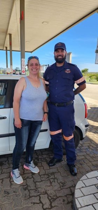 Barmhartige Samaritaan help gestrande vroue
