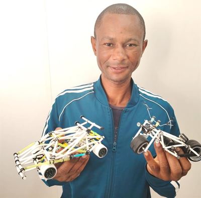 Sportmotors en motorfietse uit plastiek