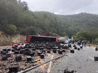 Truck overturns in Kaaimans Pass