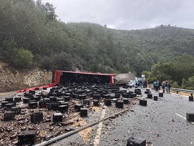 Truck overturns in Kaaimans Pass