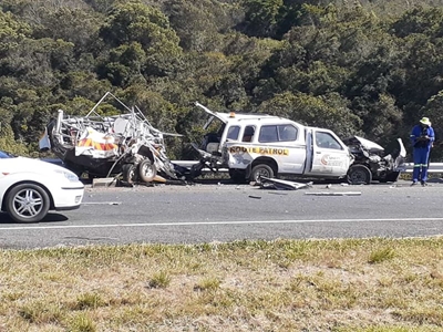 Bus en bakkie bots op N2 by Groot-Brakrivier