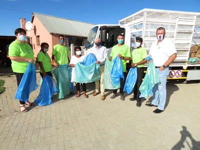 Mayor joins in handing out of green and blue bags 
