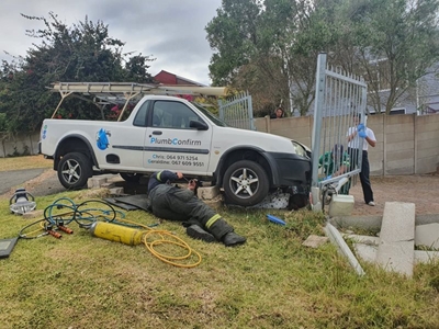 Danabaai-inwoner gered na sy onder bakkie se wiel beland