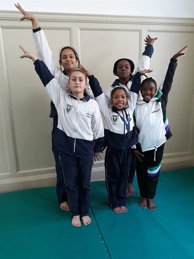 Young gymnasts fly Knysna flag high