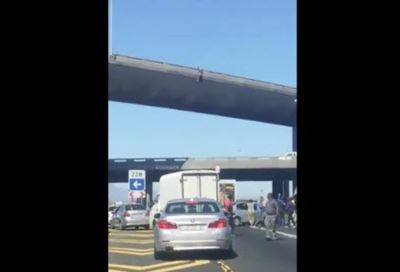 Officer stops man from jumping off Cape Town bridge