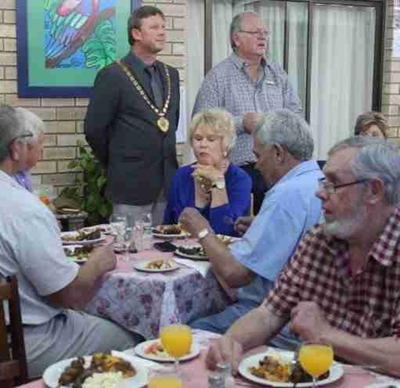 Tee en gesellige kuier saam met seniors