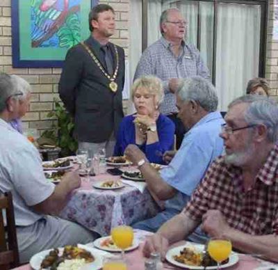 Tee en gesellige kuier saam met seniors