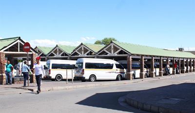 Oudtshoorn-taxistaanplek word vasgevat deur owerhede