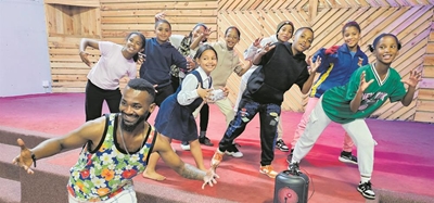 Straatdansstyle hou kinders in Pacaltsdorp besig