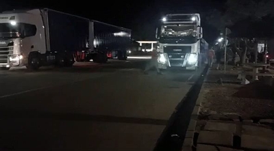 Trokke blokeer verkeer