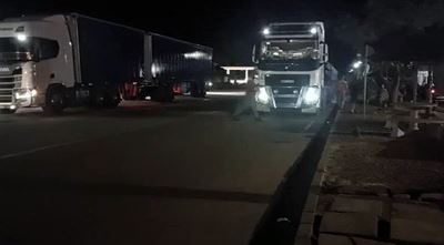 Trokke blokeer verkeer