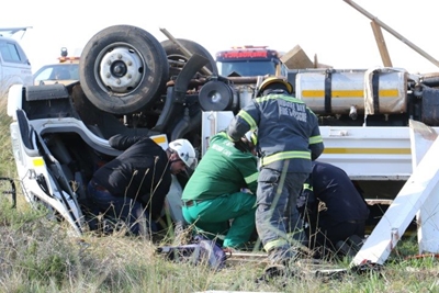 Vragmotorbestuurder ernstig beseer na ongeluk op N2