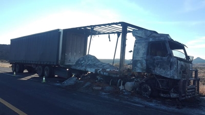 Vragmotor slaan aan die brand