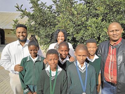Reusesprong vir skooltjie na goud en silwer