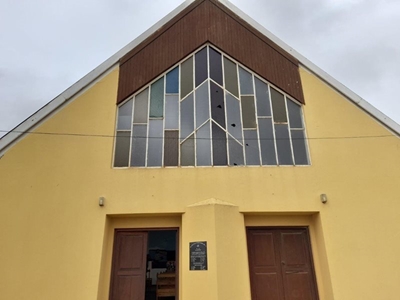 Kerk loop deur onder vandale 