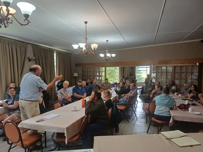 Dr Jaco de Villiers gee beesboere raad