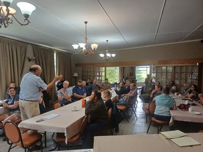 Dr Jaco de Villiers gee beesboere raad