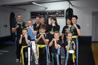 Stilbaai Mixed Martial Arts skop goud los