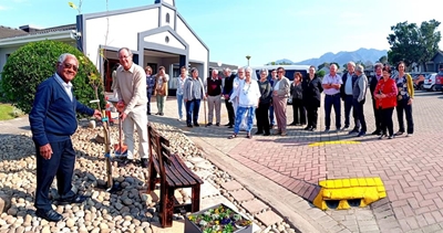 Tuiniqua celebrates 40 years with tree planting