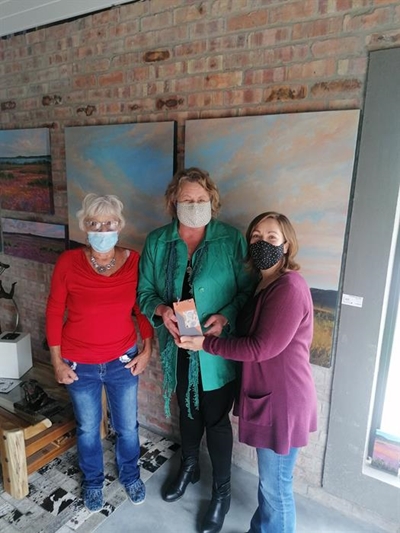 Seven Passes receives donation from Hoekwil Open Gardens
