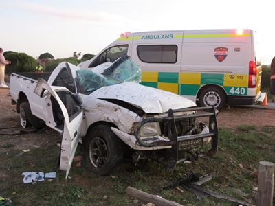 Bakkie rol naby Stilbaai