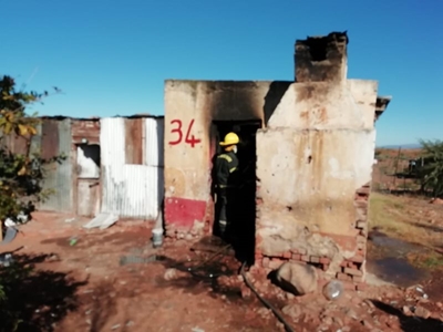 Vrou sterf in brand