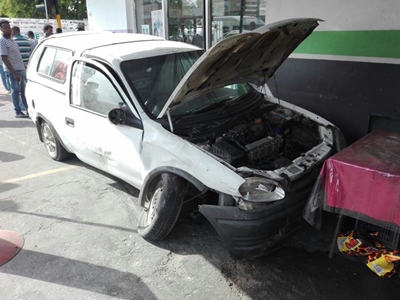 Bakkie ry in roosterkoekstalletjie vas